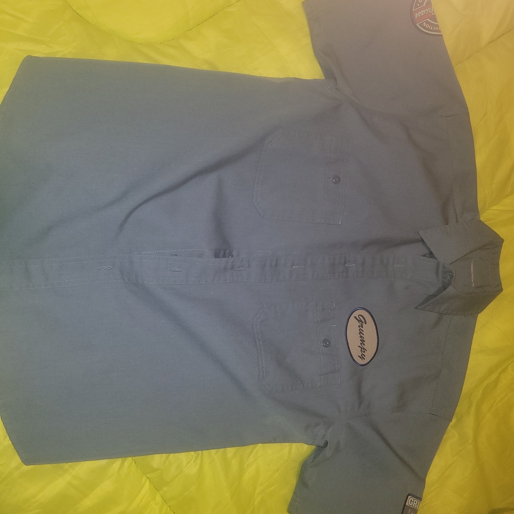 Disney Men's Short-Sleeve Button-Down Work Shirt in Gray